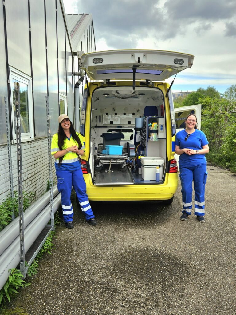 2 medewerkers bij een dierenambulance